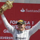 El almemn Nico Rosberg (Mercedes) celebra el triunfo; abajo, Sebastian Vettel abandon la carrera.