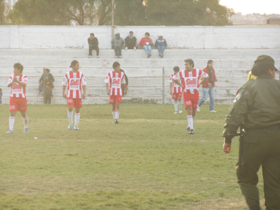 La desazn de los jugadores de Independiente luego que el juez decretara la finalizacin del partido.