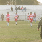 La desazn de los jugadores de Independiente luego que el juez decretara la finalizacin del partido.