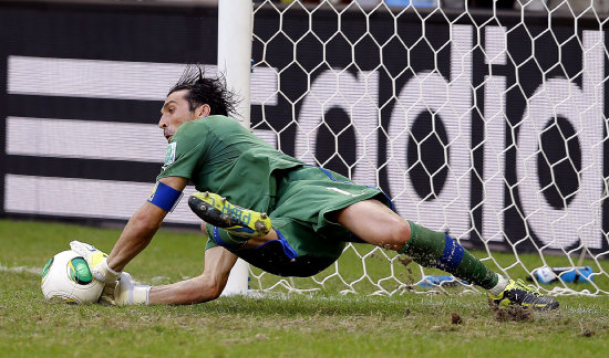 El guardameta italiano, Guianluigi Buffon, para un penalti durante el partido por el tercer y cuarto puesto ante la seleccin de Uruguay.