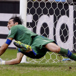 El guardameta italiano, Guianluigi Buffon, para un penalti durante el partido por el tercer y cuarto puesto ante la seleccin de Uruguay.