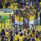 Los jugadores de la seleccin brasilea celebran el ttulo tras la final de la Copa Confederaciones; abajo, los jugadores de la seleccin espaola, al trmino del partido.