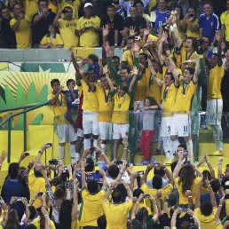 Los jugadores de la seleccin brasilea celebran el ttulo tras la final de la Copa Confederaciones; abajo, los jugadores de la seleccin espaola, al trmino del partido.