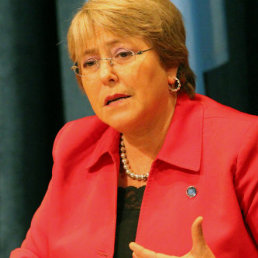 CANDIDATOS. Michelle Bachelet y Pablo Longueira disputarn la silla presidencial en Chile en noviembre prximo.