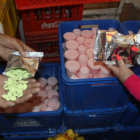 DIFICULTAD. Las unidades educativas no cuentan con equipamiento para guardar parte del desayuno escolar que reciben.