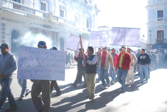 PROTESTA. Cientos de transportistas protagonizaron una ruidosa marcha ayer, en Sucre.