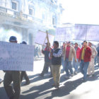 PROTESTA. Cientos de transportistas protagonizaron una ruidosa marcha ayer, en Sucre.