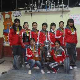 La seleccin de halterofilia (arriba) posa con su trofeo. Abajo, las chicas de softbol en el torneo de Tarija.