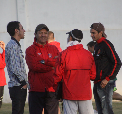 Mauricio Saucedo (i) y Martn Palavicini (d) se pusieron a disposicin del tcnico Javier Vega (2i); abajo, el portero Luis Galarza comenz a trabajar.