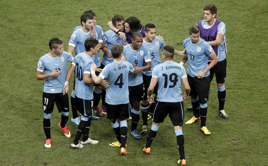 Los jugadores de la seleccin uruguaya celebran su clasificacin a los cuartos de final del torneo mundial.