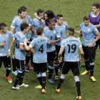 Los jugadores de la seleccin uruguaya celebran su clasificacin a los cuartos de final del torneo mundial.