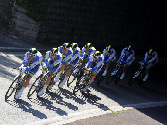 Los pedalistas del equipo Orica en la contrarreloj corrida ayer.