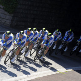 Los pedalistas del equipo Orica en la contrarreloj corrida ayer.