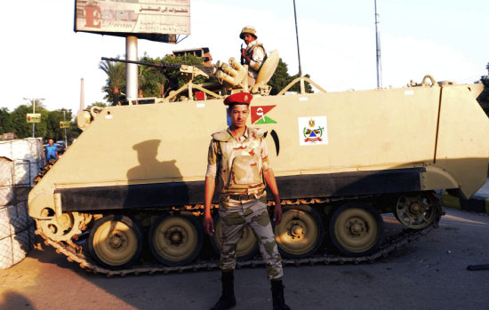 REBELIN. Militares egipcios controlan las calles de El Cairo luego de promover la salida del mandatario islamista Mohamed Mursi.