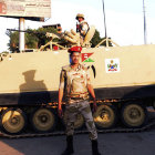 REBELIN. Militares egipcios controlan las calles de El Cairo luego de promover la salida del mandatario islamista Mohamed Mursi.