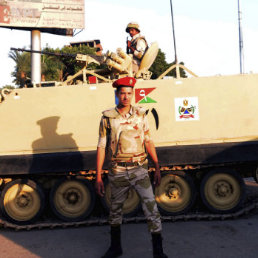 REBELIN. Militares egipcios controlan las calles de El Cairo luego de promover la salida del mandatario islamista Mohamed Mursi.