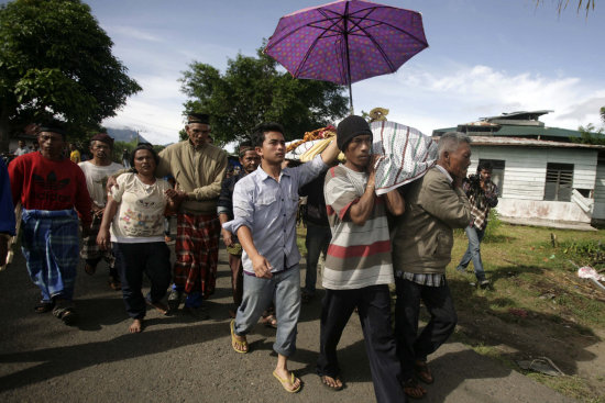 DESASTRE. La destruccin de carreteras dificulta el salvataje en Sumatra.