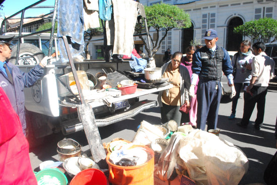 CONFISCADO. Varios de los insumos estaban vencidos.