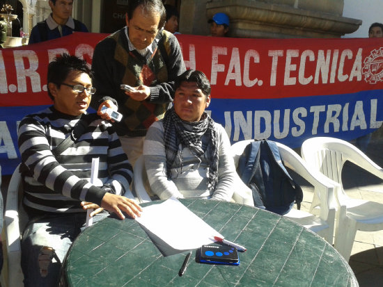 DENUNCIA. Un grupo de dirigentes universitarios ofreci ayer una conferencia en la Plaza.