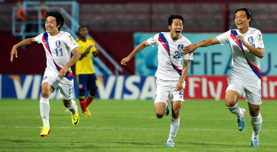 Los jugadores de Corea del Sur celebran su pase a cuartos de final.