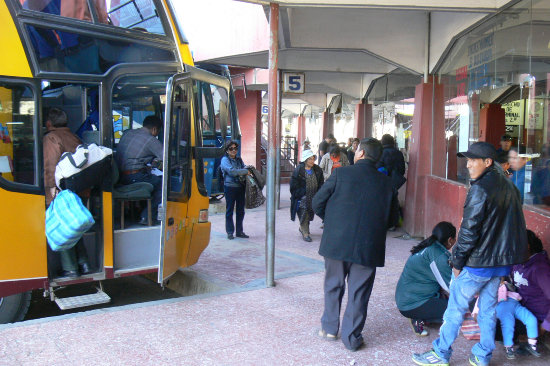 NECESIDAD. La terminal de buses no abastece para atender la actual demanda de pasajeros.