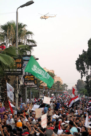 CONFLICTO. Miles de musulmanes exigen el retorno del derrocado mandatario en El Cairo.