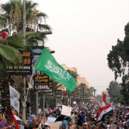 CONFLICTO. Miles de musulmanes exigen el retorno del derrocado mandatario en El Cairo.