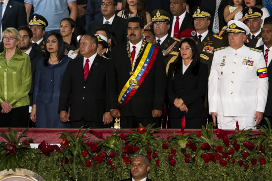 ANUNCIO. El presidente de Venezuela, Nicols Maduro (c-d), participa en actos conmemorativos del 202 aniversario de la independencia.