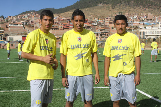 Los jugadores Diego Rivero (i), Alejandro Mndez (c) y Brayan Chacn (d).