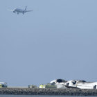 ACCIDENTE. Rescatistas tratan de salvar a pasajeros atrapados en el Boeing asiático accidentado ayer en el aeropuerto de San Francisco.