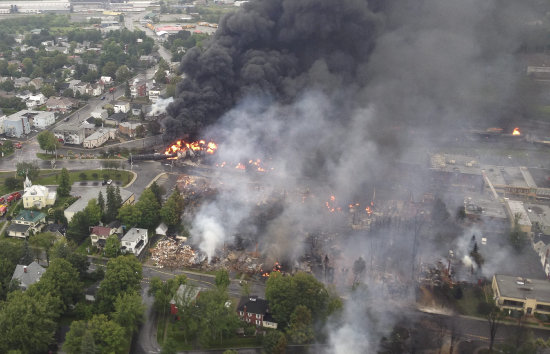 PERCANCE. El convoy se incendió luego de perder el control.