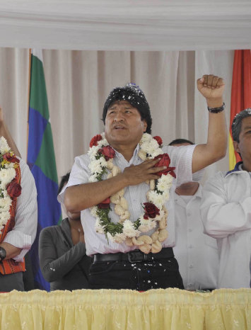 POSTURA. El presidente Evo Morales hizo ayer el anuncio en una población de Oruro.