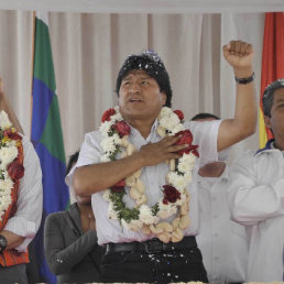 POSTURA. El presidente Evo Morales hizo ayer el anuncio en una población de Oruro.
