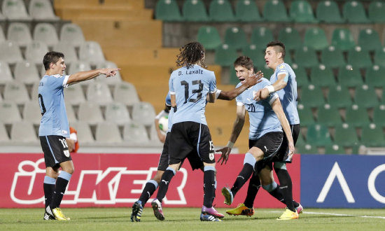Los jugadores de la selección uruguaya celebran el gol de la clasificación a semifinales del Mundial de Turquía.
