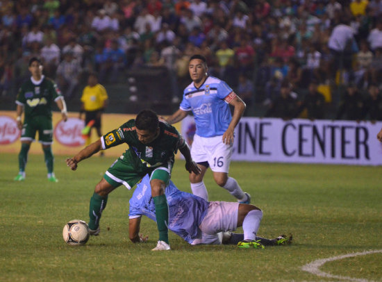 Una escena del partido jugado anoche, en Santa Cruz, entre Oriente Petrolero y Blooming.