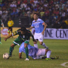 Una escena del partido jugado anoche, en Santa Cruz, entre Oriente Petrolero y Blooming.