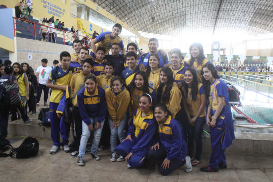 El club Delfines de Cochabamba celebran el título nacional; abajo, el podio vencedor del club anfitrión Atlantes.