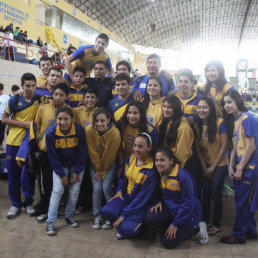 El club Delfines de Cochabamba celebran el ttulo nacional; abajo, el podio vencedor del club anfitrin Atlantes.