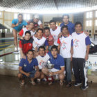 Los integrantes de Wilstermann celebran con su trofeo; abajo, los jugadores del combinado capitalino.