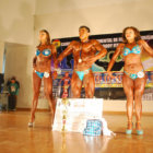María Calvimontes (i), Bikini Absoluto; Miguel Medina (c), Mister Apertura Sucre; y Laura Casas (d), Body Fitness Absoluto, al final de la competencia desarrollada anoche.