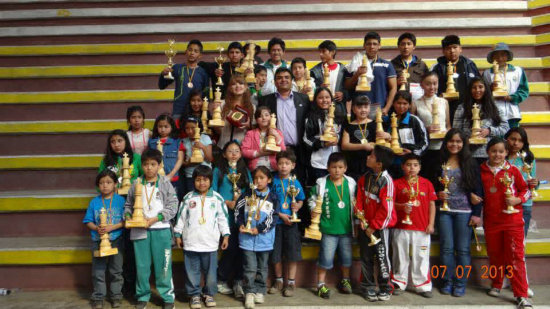 Los deportistas que se ubicaron en el podio posan con sus trofeos.