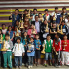 Los deportistas que se ubicaron en el podio posan con sus trofeos.