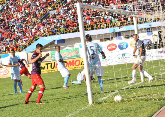 Los jugadores de Wilstermann celebran uno de los dos tantos marcados a Aurora, en el clsico valluno, que termin igualado 2-2.