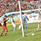 Los jugadores de Wilstermann celebran uno de los dos tantos marcados a Aurora, en el clsico valluno, que termin igualado 2-2.