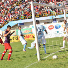 Los jugadores de Wilstermann celebran uno de los dos tantos marcados a Aurora, en el clsico valluno, que termin igualado 2-2.