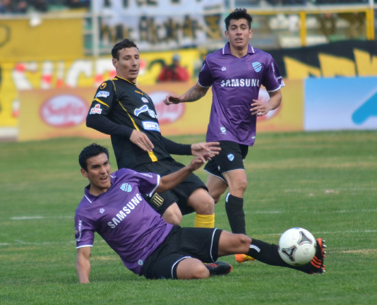 Pablo Escobar pierde la pelota ante la marca de dos jugadores acadmicos; abajo, el festejo de los atigrados al conseguir el gol del empate final.