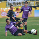 Pablo Escobar pierde la pelota ante la marca de dos jugadores acadmicos; abajo, el festejo de los atigrados al conseguir el gol del empate final.