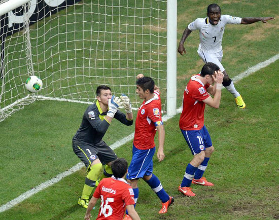 Los jugadores de la seleccin de Chile se lamentan tras la anotacin del cuarto tanto de Ghana, que celebr luego de que el rbitro decretara la finalizacin de la prrroga.