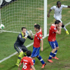 Los jugadores de la seleccin de Chile se lamentan tras la anotacin del cuarto tanto de Ghana, que celebr luego de que el rbitro decretara la finalizacin de la prrroga.