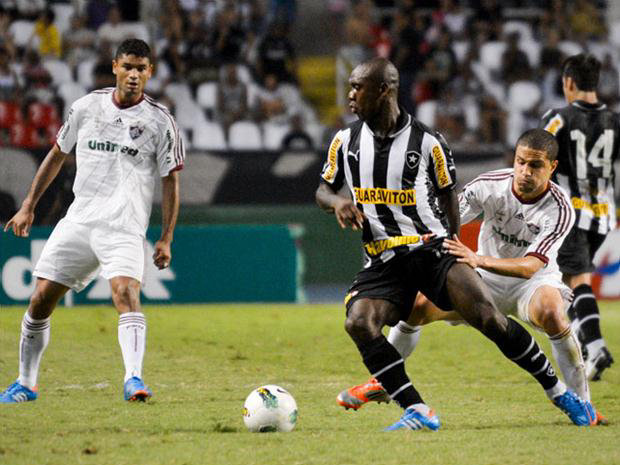 El jugador holands Clarence Seedorf (c) anot el nico gol de su equipo.